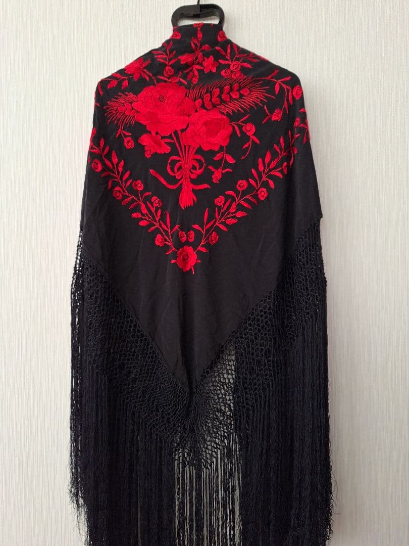 フラメンコ衣装　大判マントン　黒地赤花柄 フラメンコ | マントン(四角形・大判) 花と鳥の刺繍(手刺繍) 生地