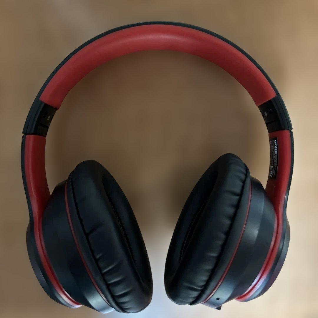 ヘッドホン 黒と赤のスタイリッシュ ビーツ・バイ・ドクタードレ、黒×赤の10周年記念ヘッドフォン