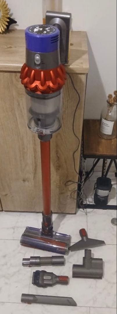 Dyson V10 SV12 レッド Fluffyヘッド付 付属品多数 動作良好 cyclone v10 掃除機 コードレス掃除機 ダイソン Dyson Cyclone V10