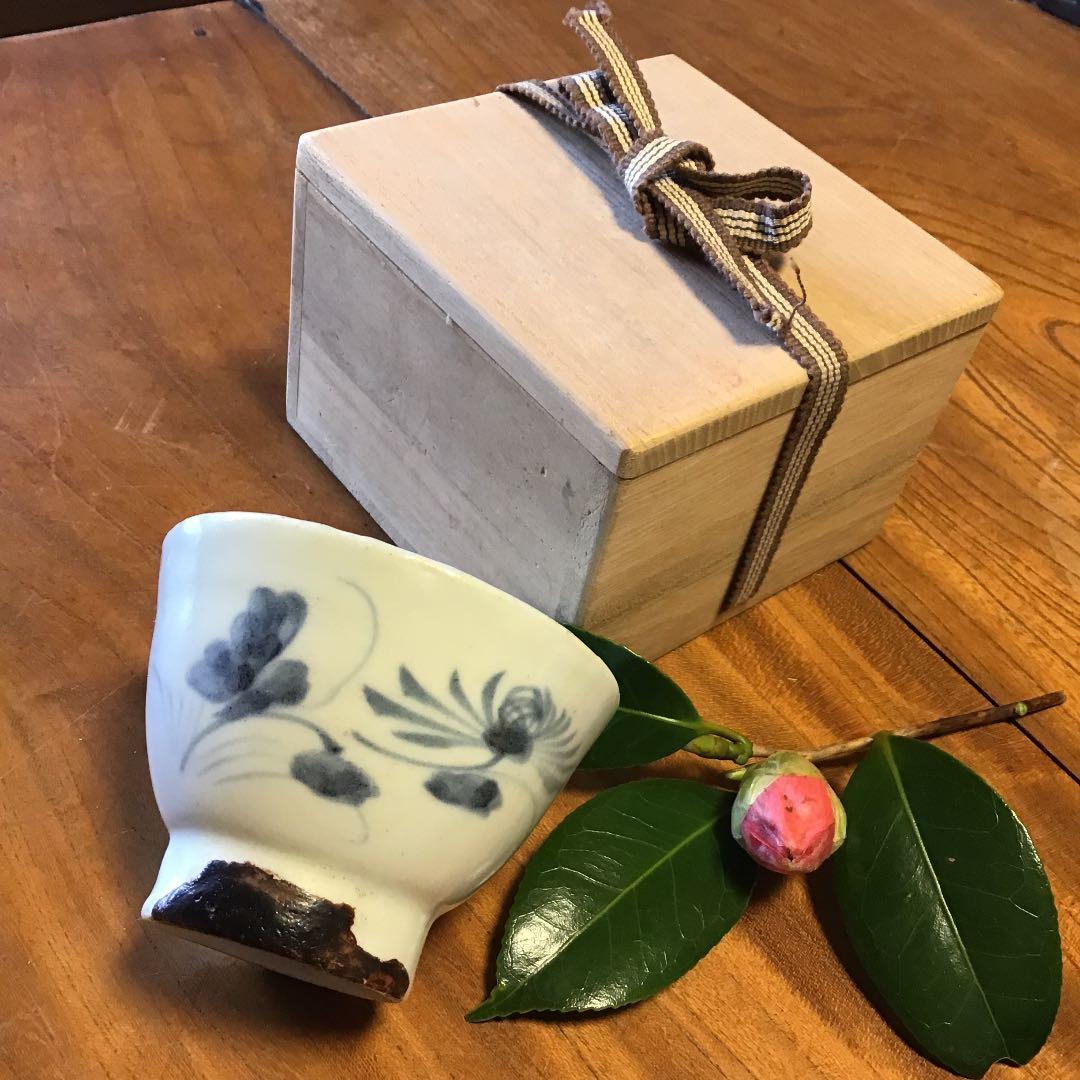 926 初期伊万里（しょきいまり）骨董　草花紋様　猪口ぐい呑　1客（箱付） 初期伊万里 染付ぐい呑 17世紀 葡萄葉文 染付盃 酒器 猪口｜Yahoo