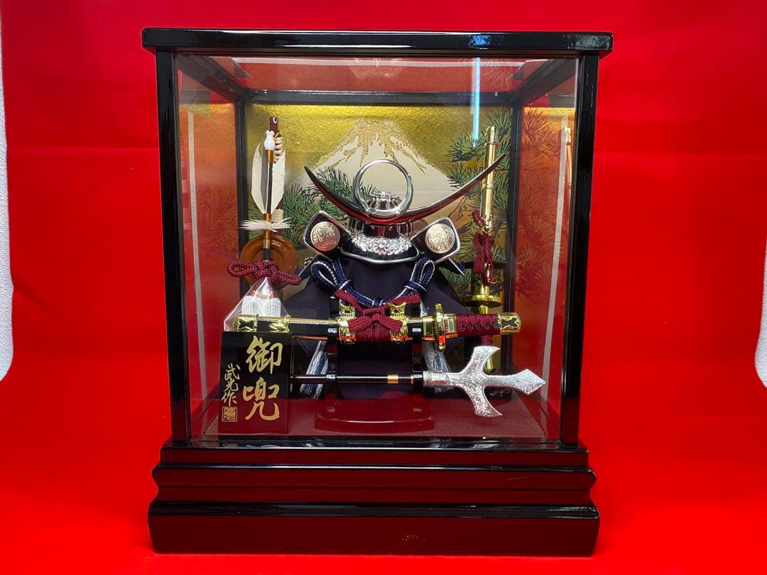 上杉謙信　五月人形　シルバー兜飾りガラスケース入り・コンパクトサイズ 五月人形】兜飾り ケース飾り「上杉謙信 金銀唐草前立アクリルケース