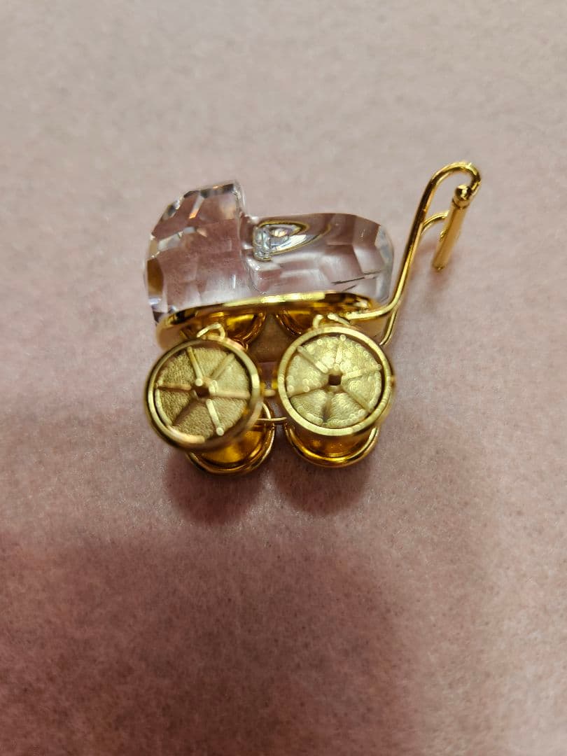 スワロフスキーの乳母車