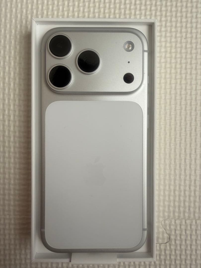 【美品】iPhone17pro 256GB シルバー 本体　おまけフィルム付き iPhone 17 Pro 256GB シルバーを購入 - Apple（日本）