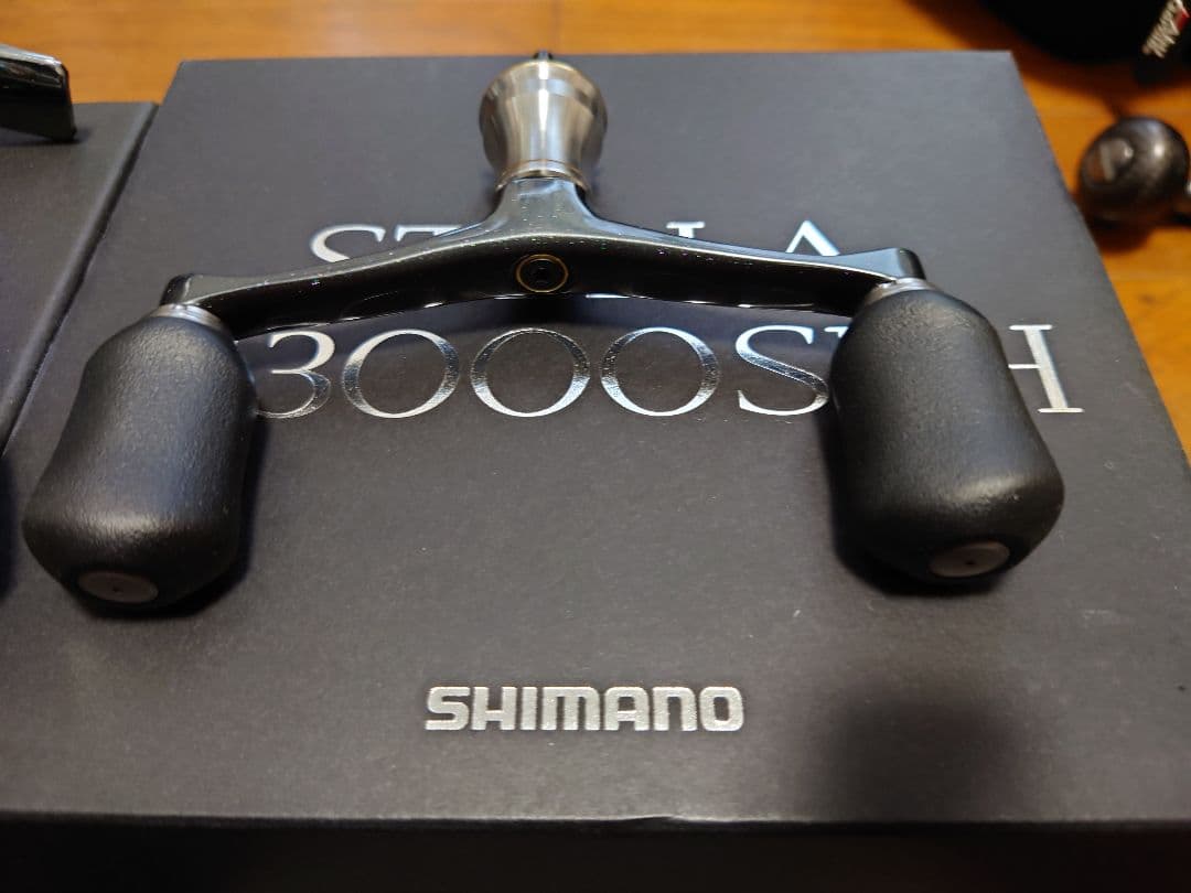 14ステラC3000SDH リールフットの塗装にキズあり写真の白◯を確認