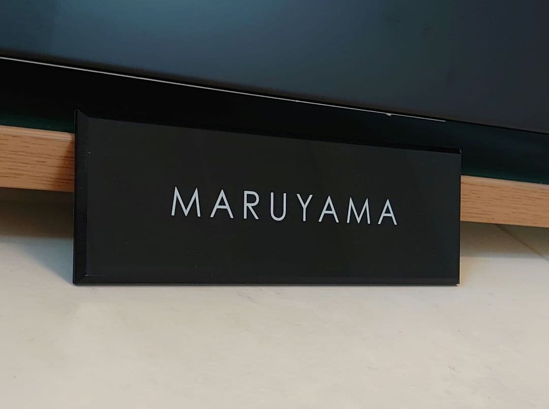 シックな黒背景のアクリル表札＊透明4辺45度斜めカット鏡面仕上げ