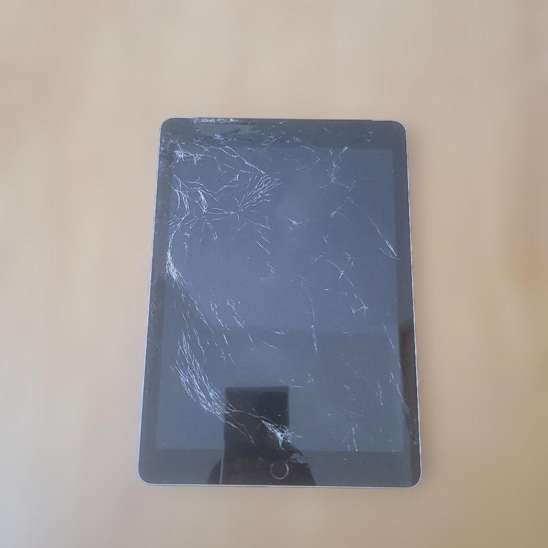 ジャンク iPad本体 シルバー 画面ひび割れ - メルカリ