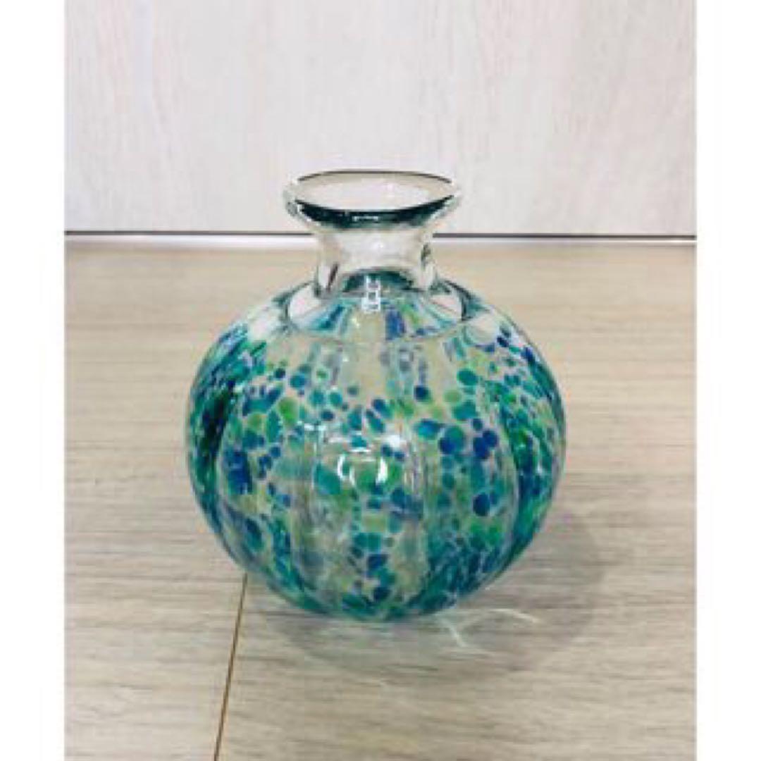 ガラス製青緑模様の花瓶 - メルカリ