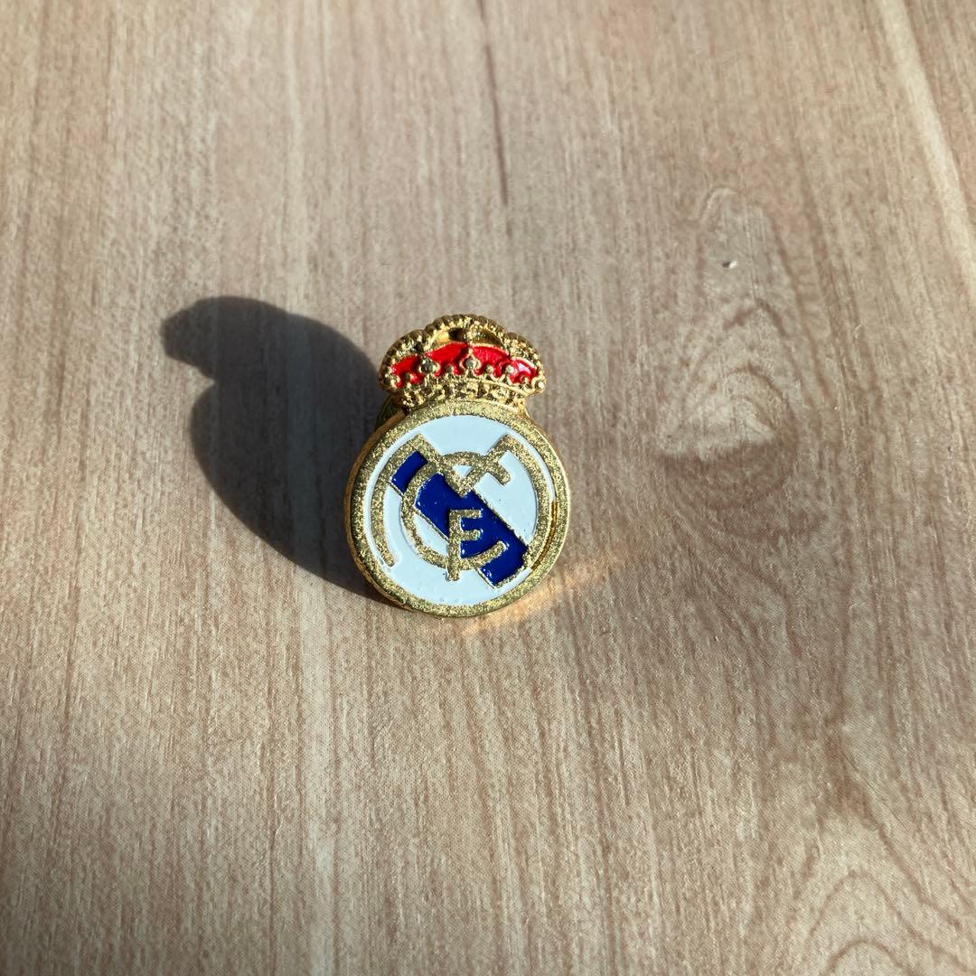 レアル・マドリード ピンバッジ 公式 応援グッズ 現地購入 - メルカリ