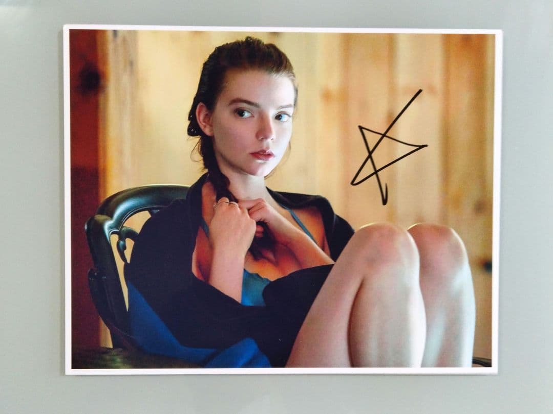 セール中…アニャ・テイラー=ジョイ直筆サイン超 大型写真…ミニチュア