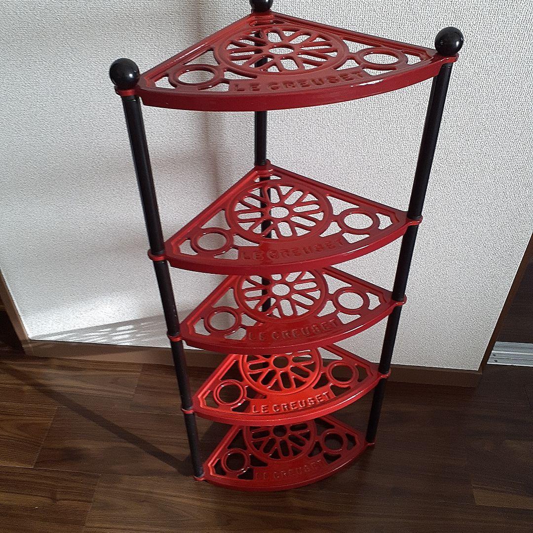 LE CREUSET 三角形シェルフ 赤 ルクルーゼ 日本の食卓とキッチンにフィットする、浅型の鋳物ホーロー鍋｜ル
