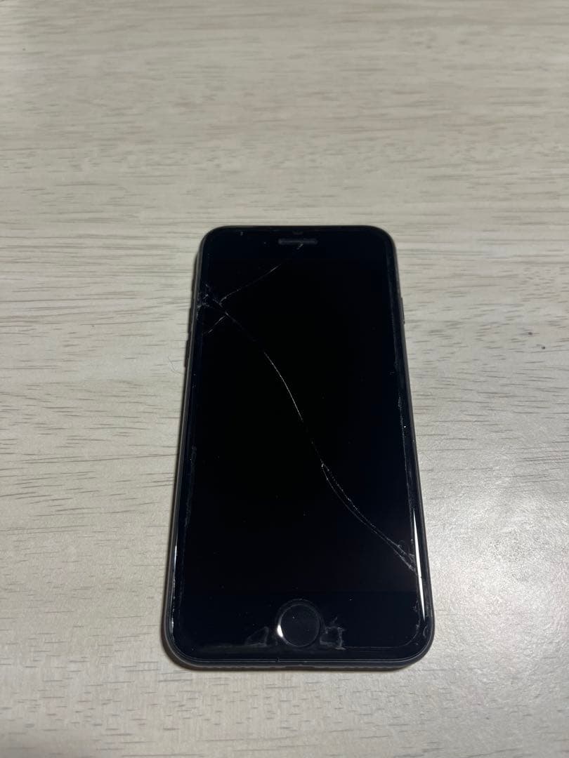 iPhone se第2世代 ブラック 本体 画面ひび割れあり ジャンク品 - メルカリ