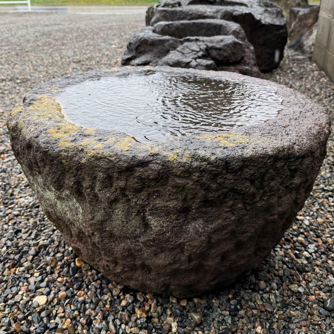 手彫りの天然石の手水鉢 天然石をくり抜いた手水鉢 リバーストーン Sサイズ 花器 いけばな