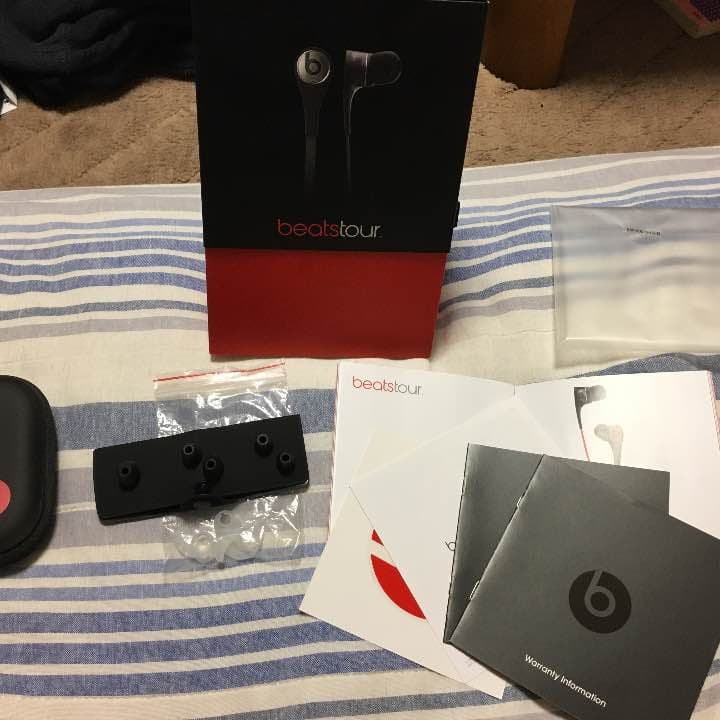 イヤホン beats tour V2 Beats、カナル型イヤホンの限定生産カラー「Tour Titanium」 - 価格.com