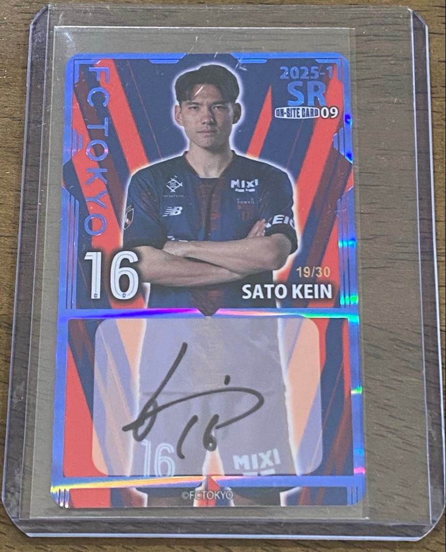 佐藤 恵允 SR 直筆サインFC東京 オンサイトカード 2025年 第1弾 佐藤恵允の直筆サイン入りSR見つけちゃった…欲しすぎて震えるんだけど