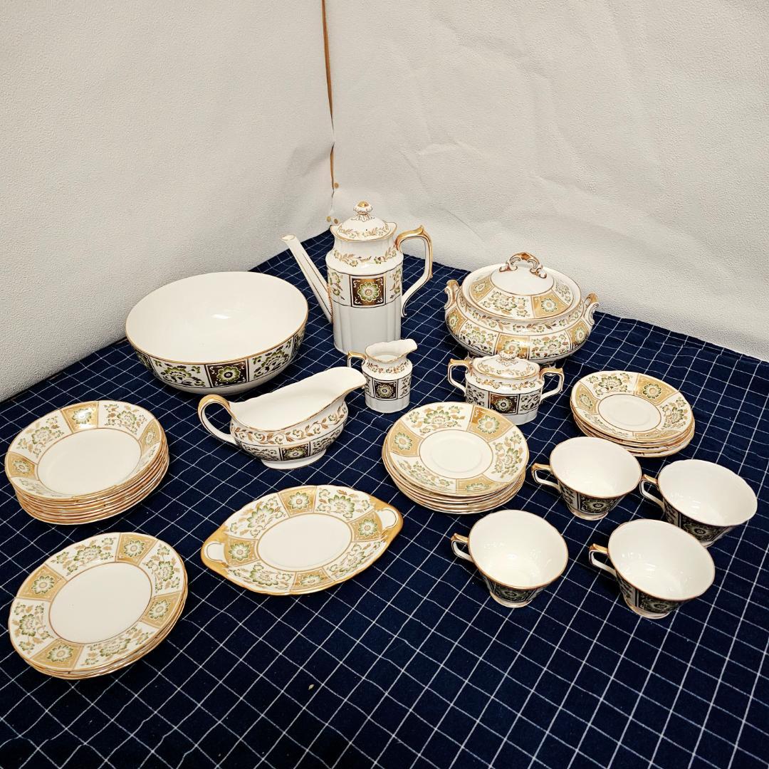 ロイヤルクラウンダービー　まとめて　32点セット　洋食器 ロイヤルクラウンダービーとは？アントワネットはどのような食器