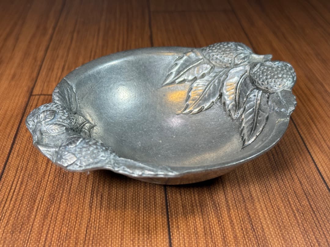 【アンティーク】ピューター製 小物入れ イチゴ いちごな豆がま口小銭入れ（牛革製） 小銭入れ・コインケース EARL'S