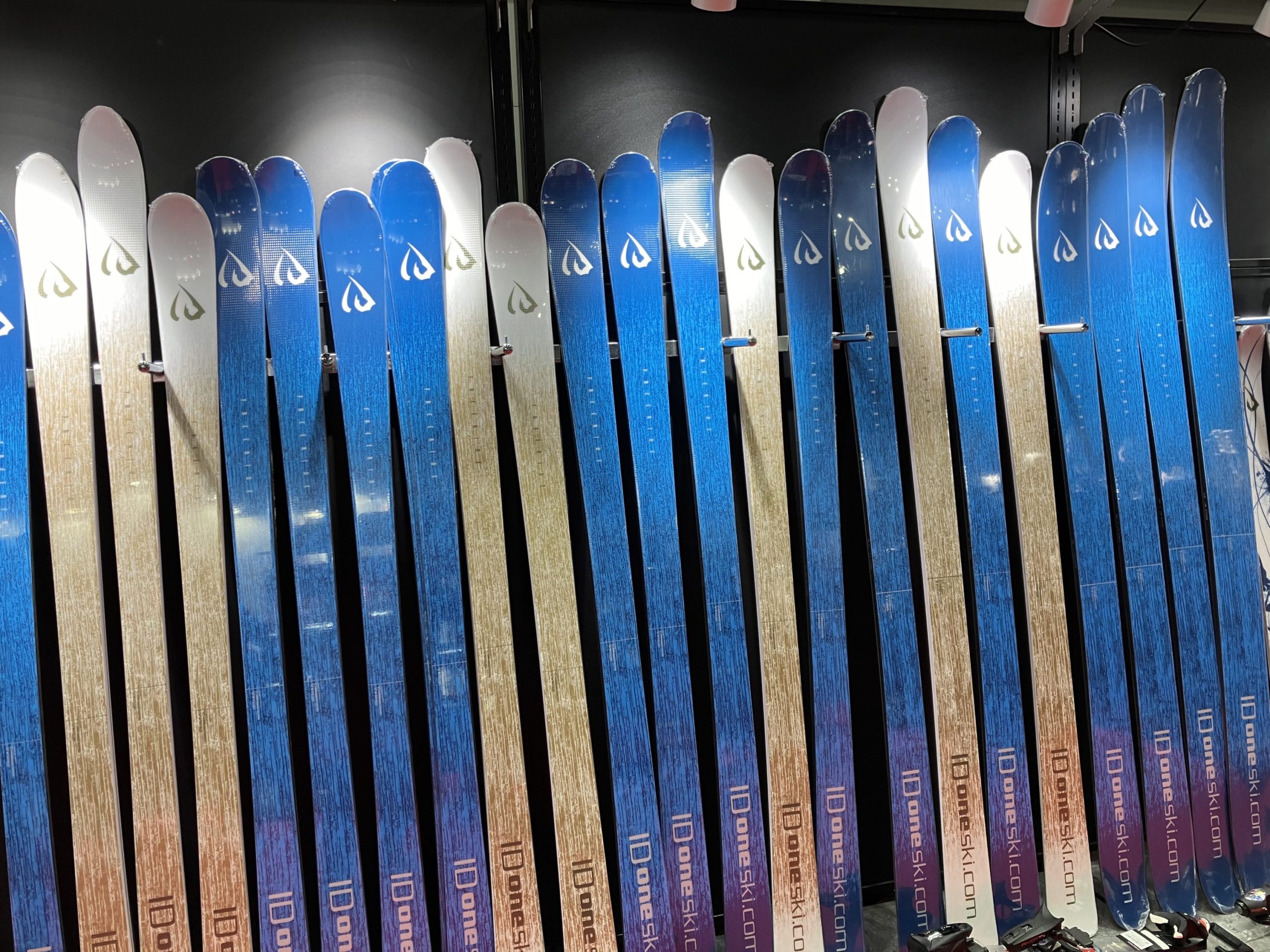 24-25季を彩るベースカラーはブラック＆ブルー｜ID one（アイディー