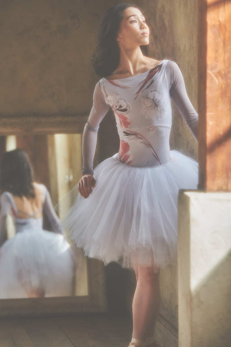 stina / type O square / shellgray-gray